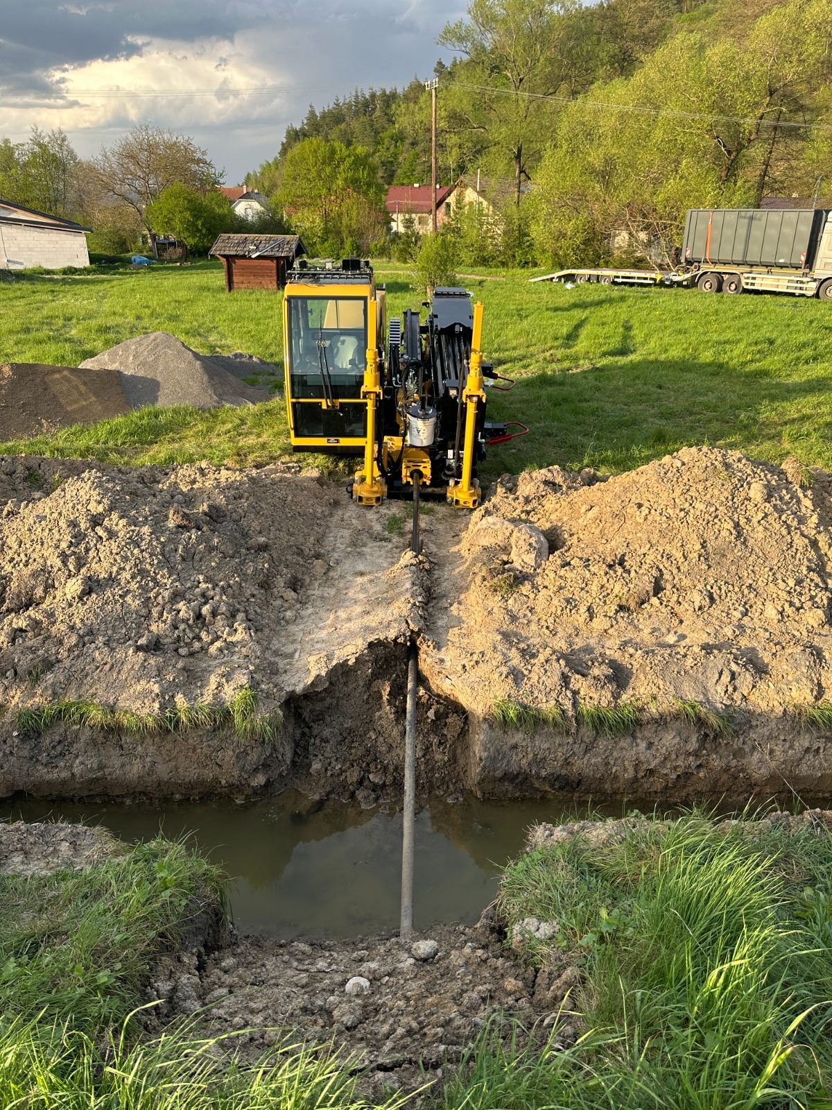 Pretlak pod cestou pre vysoké napätie Pretlak pod cestou pre vysoké napätie - Hliník nad Hronom